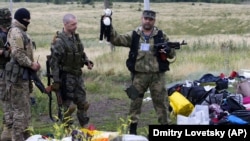 Прарасейскія баевікі на месцы падзеньня самалёта рэйсу MH17. 18 ліпеня 2014