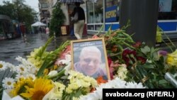 Кветкі на месцы забойства Паўла Шарамета ў Кіеве. 21 ліпеня 2016 году