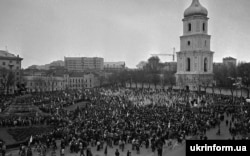 Сафійская плошча ў Кіеве пасьля завяршэньня «жывога ланцуга»