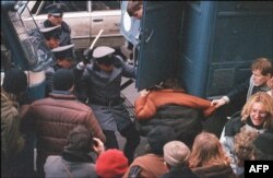 Міліцыя разганяе студэнцкую дэманстрацыю ў Варшаве, 1988 год