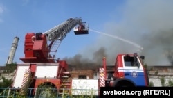 Гарыць былы палац Сапегаў, пазьней піўзавод