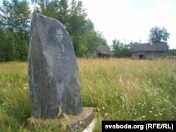 Помнік на беразе возера Нешчарда. Фота: Алесь Аркуш