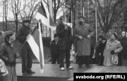 Мікола Шарах выступае на мітынгу 3 лістапада 1990 году (фота з архіву Васіля Падасетнікава)