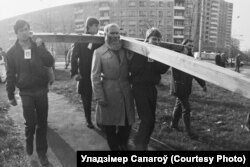 Дзяды, 29 кастрычніка 1989 году. Сярод тых, хто нясе Крыж Пакуты ў Курапаты, — Анатоль Трыпуцін, Андрэй Рамашэўскі, Валер Шчукін, Канстанцін Балашоў, Юры Юхновіч. Фота Ўладзімера Сапагова.