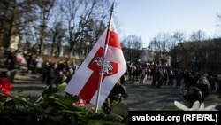 Бел-чырвона-белы сьцяг з гербам. Ілюстрацыйнае фота.