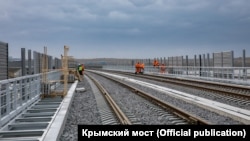 Строительство железнодорожных путей на Керченском мосту. Архивное фото