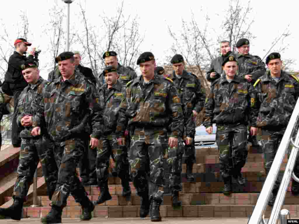 Спэцназаўцы, якія выціскалі пратэстоўцаў з пляцоўкі перад судом