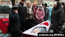 Разьвітаньне з бацькам палітвязьня Алеся Бяляцкага Віктарам Усьцінавічам, на якое сына не адпусьцілі з турмы. Сьветлагорск, 27 сьнежня 2011 г.