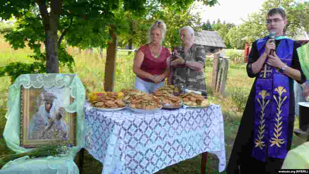 У наступнай вёсцы пілігрымаў сустракалі з абразом Маці Божай Будслаўскай і пачастункамі