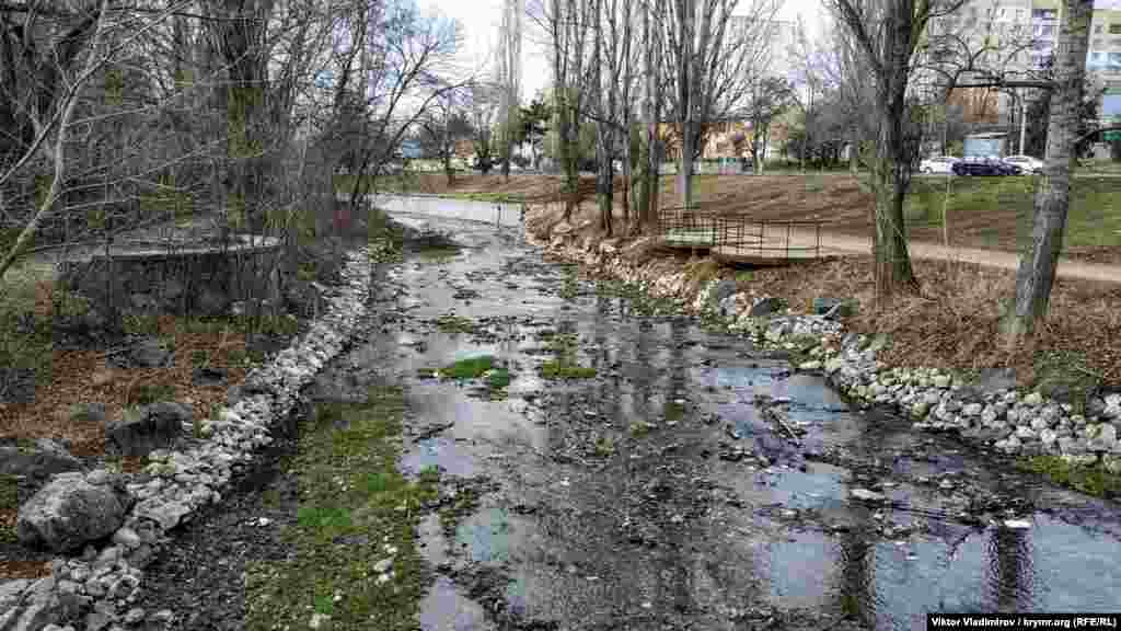 Вдоль парка протекает Салгир. Воды в реке в это время года совсем мало