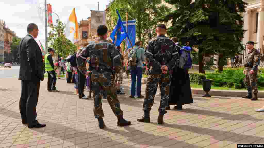 Міліцыя назірае за пілігрымамі