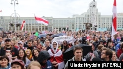 Сьвята Незалежнасьці пад парасонамі. Фотагалерэя