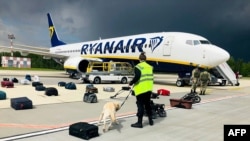 Дагляд багажу рэйсу Ryanair Boeing 737-8AS, які прызямліўся Менскім нацыянальным аэрапорце з падазрэннем на мінаваньне.