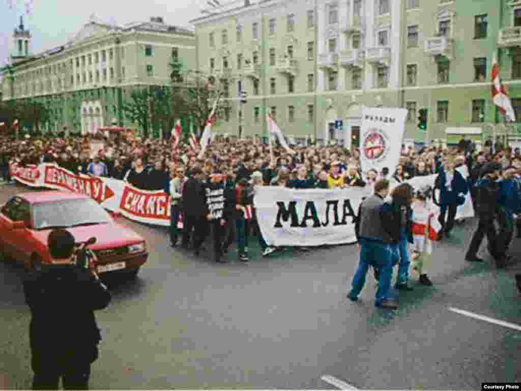 Калёна &laquo;Маладога Фронту&raquo; на&nbsp;праспэкце Незалежнасьці падчас Чарнобыльскага шляху 2001&nbsp;году 