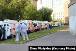 Очередь скорых перед Покровской больницей в Санкт-Петербурге, 12 июня