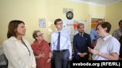 Пасол Вялікай Брытаніі ў Беларусі Фіёна Гіб (зьлева), старшыня прадстаўніцтва ЭЗ у Беларусі Андрэа Віктарын (другая зьлева) і галоўная рэдактарка БелаПАН Ірына Леўшына (справа) 