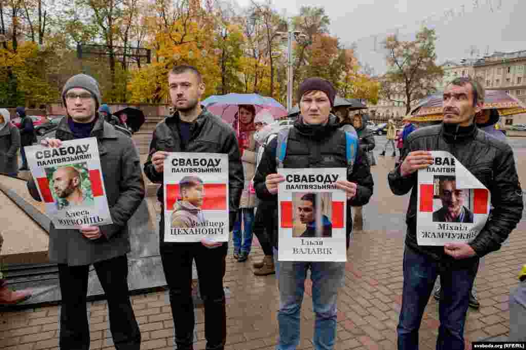 Пратэстоўцы несьлі з сабою плякаты з заклікамі вызваліць палітвязьняў