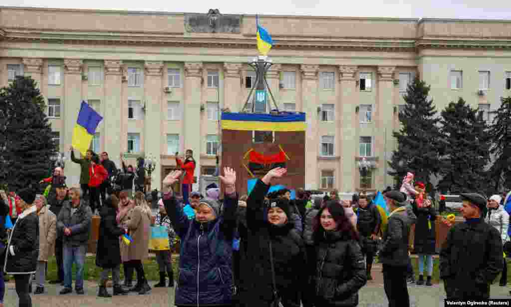 Украінскія сьцягі перад мясцовай адміністрацыяй