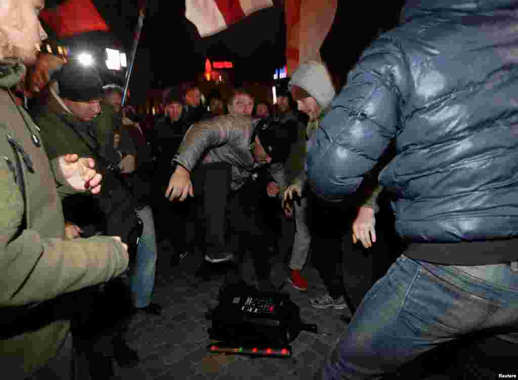 Апаратуру топчуць нагамі.