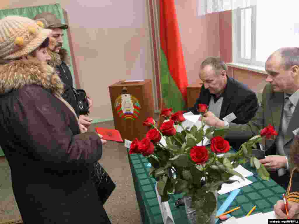 Belarus - Presidential elections, voting, Minsk, 19Dec2010 - Выбары галасаваньне. Галасаваньне на 1-м і 3-м участках Фрунзенскага раёну г. Менску