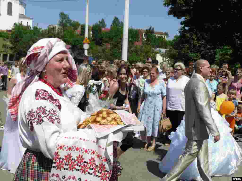 Belarus -- Festival of bides in Vitsebsk, 25jun2010 - Фэстываль нявест у Віцебску. Актрыса Раіса Грыбовіч рыхтуецца сустракаць маладых