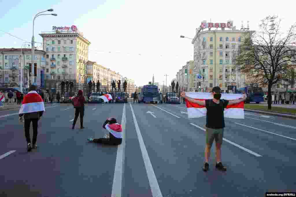 Частка людзей скіравалася па вуліцы Казлова, дзе адбыліся затрыманьні