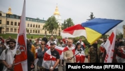 Акцыя ў падтрымку Рамана Пратасевіча ля будынку амбасады Беларусі ў Кіеве. 23 траўня 2021 году.